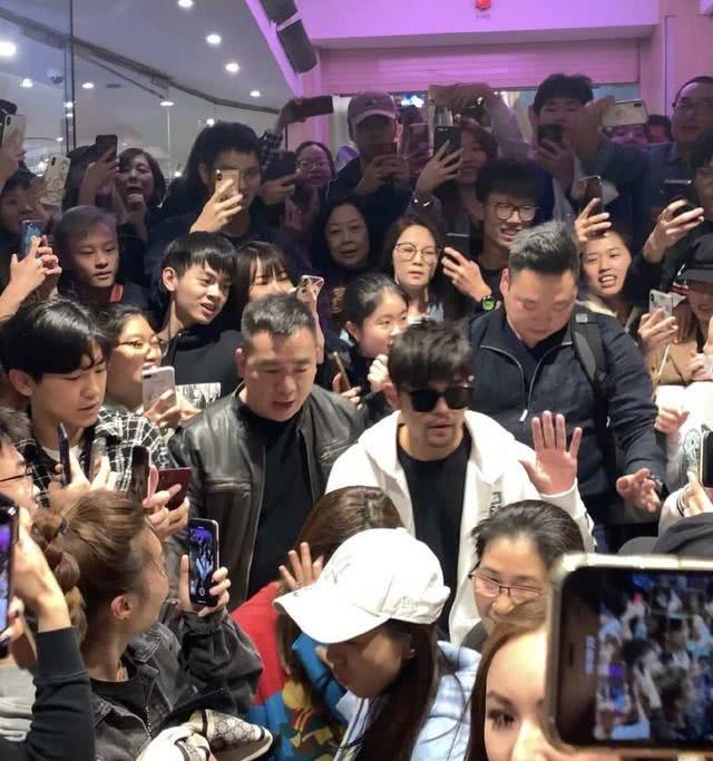 周杰伦带昆凌度假现身唐人街被热情粉丝包围全程霸气紧拥老婆