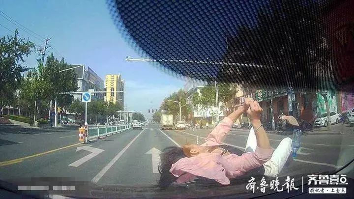 注意高密市民横穿马路被撞飞前8个月半数交通事故与这类车辆有关
