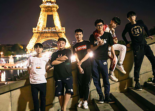 rng巴黎铁塔合影高清图片