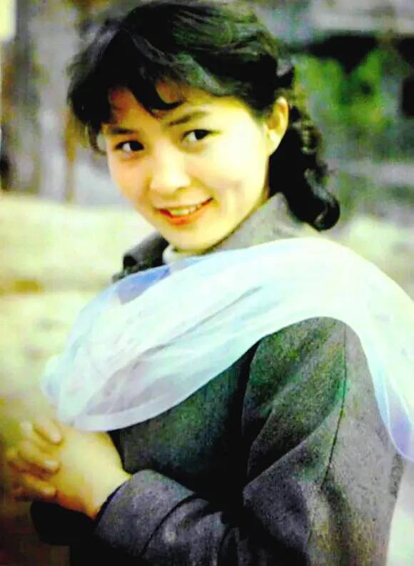 61岁李羚因戏生情,嫁给大13岁演员李克己,如今一家生活幸福