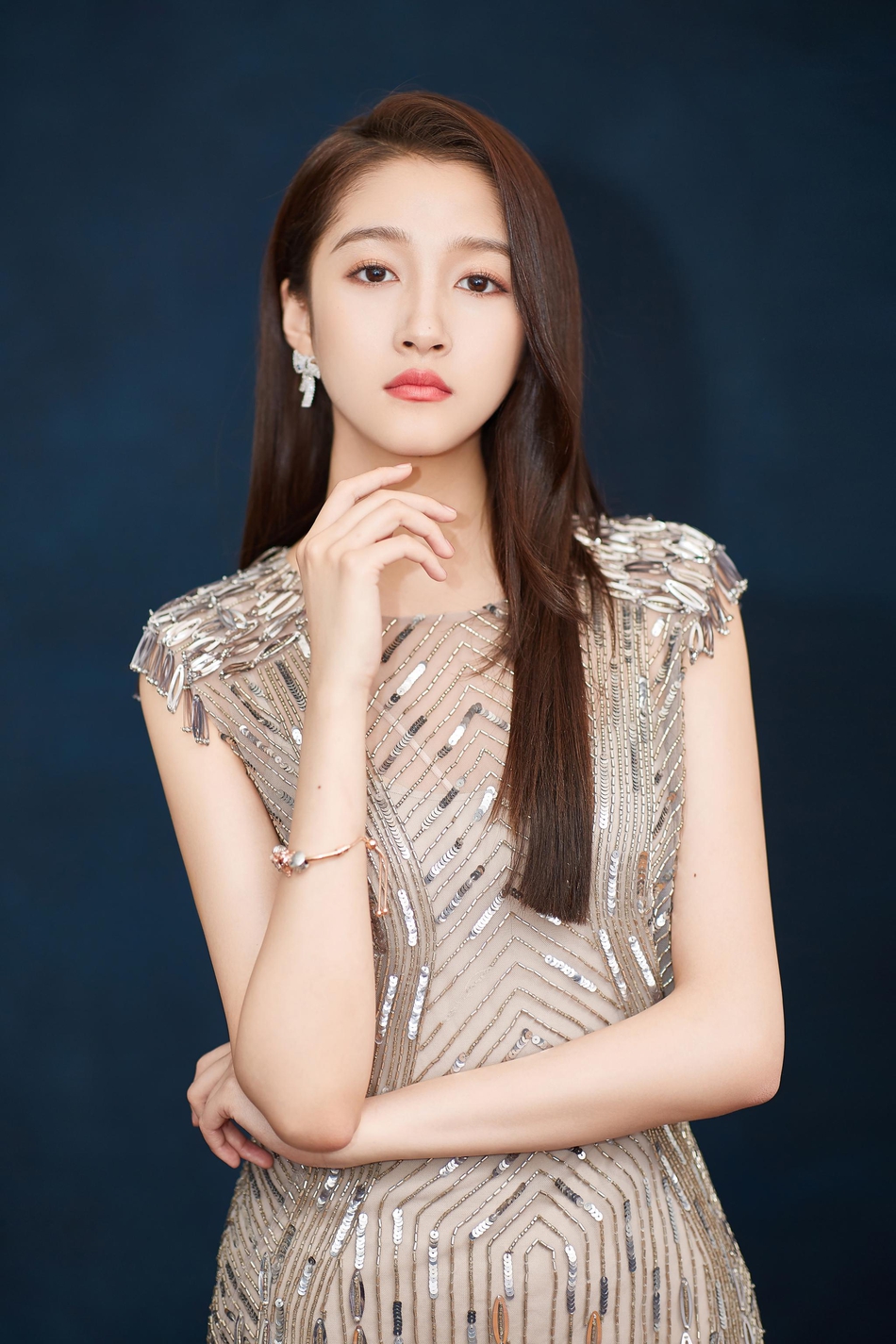 原创关晓彤跟郭德纲同桌宴会显拘谨紧捂领口防走光满脸的尴尬