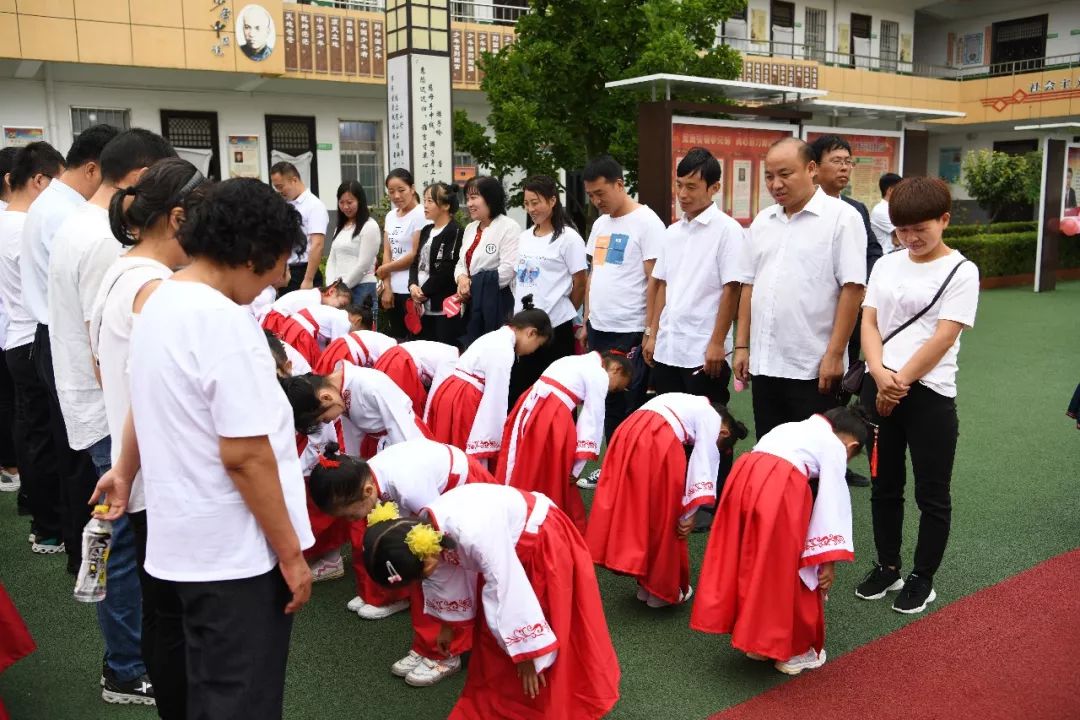 开笔启智礼润人生旬邑县逸夫小学举办一年级新生开笔礼仪式