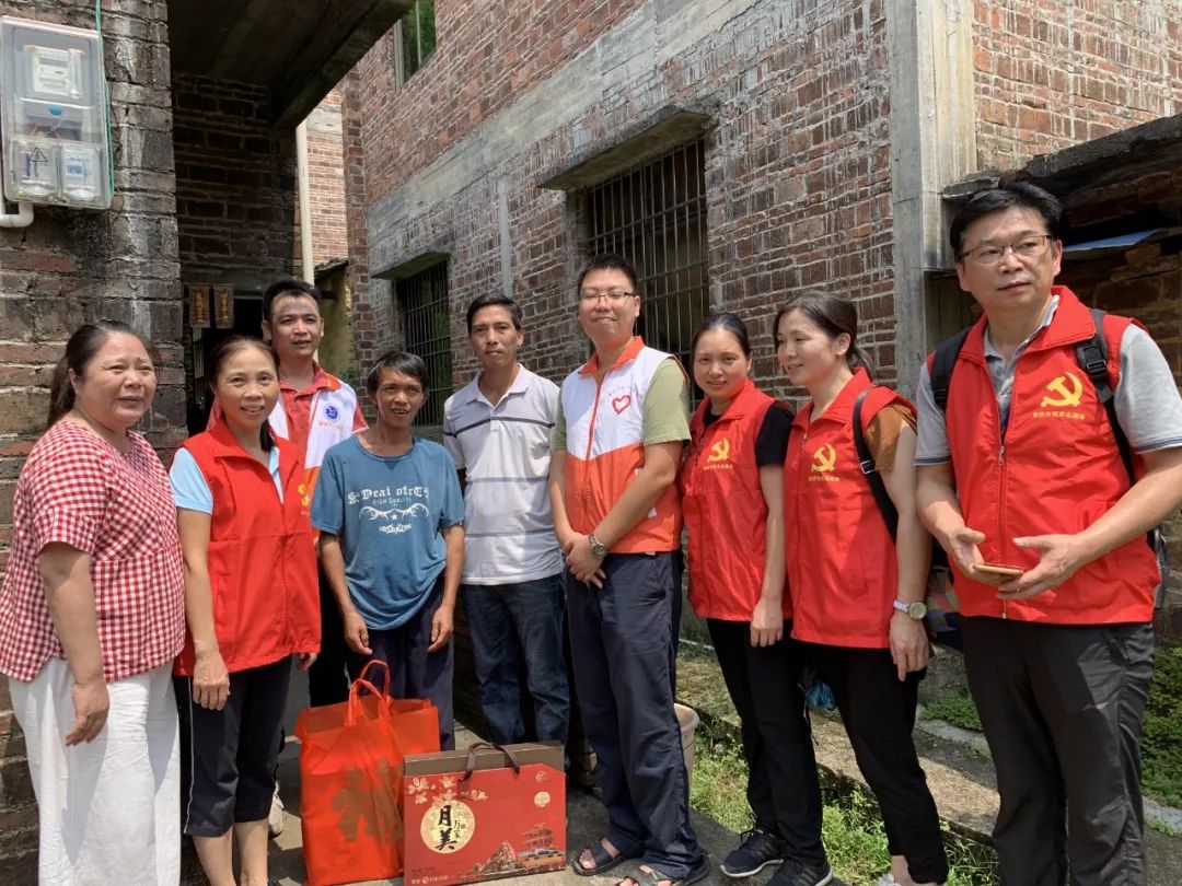 慰问组探望梁红星贫困户为感谢我院对江绍兵实施的医疗救援,江绍兵的