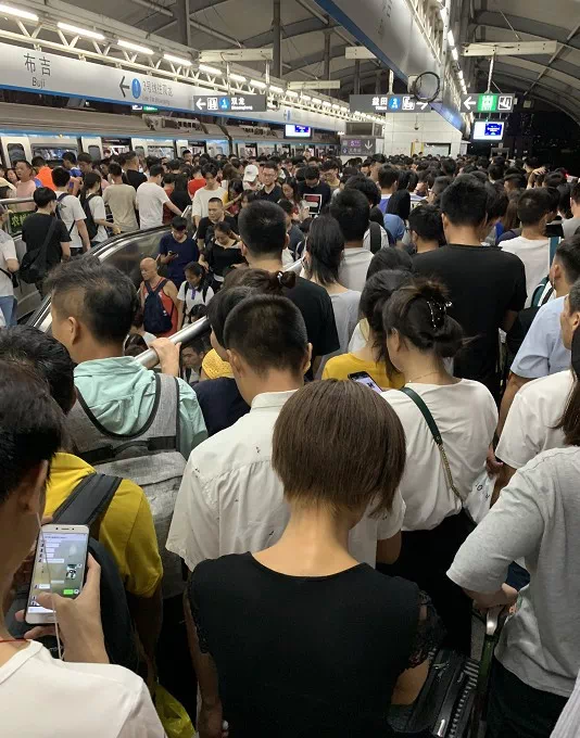 堵疯了地铁高铁人从众深圳堵出8公里5小时没开出客运站