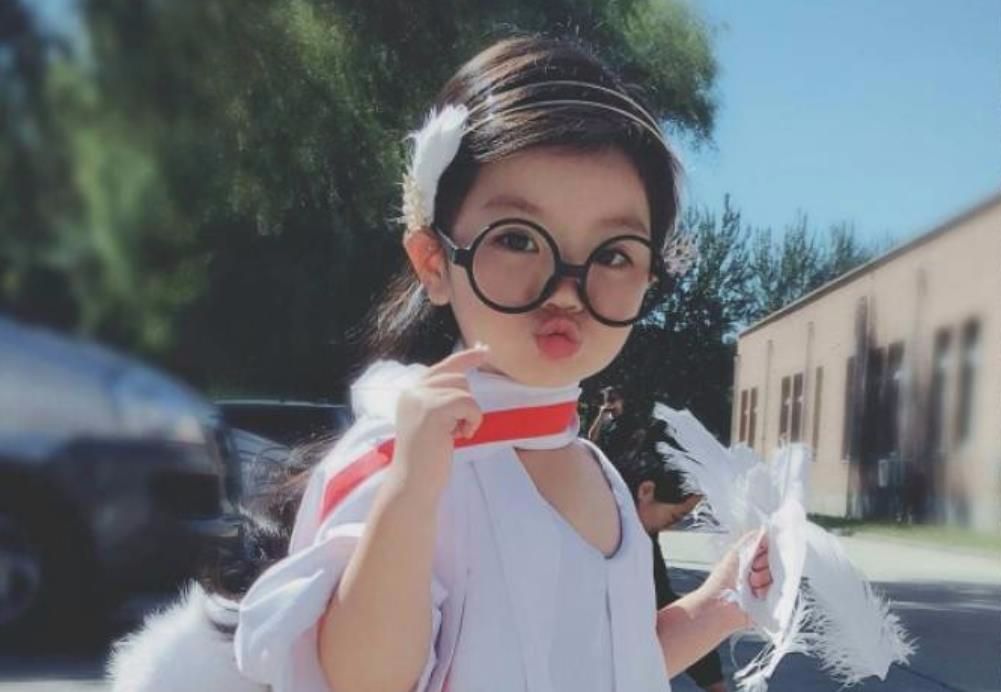 她凭爸爸去哪儿成名小小年纪年赚百万养活全家今成这样