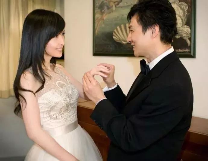 51岁周慧敏被丈夫宠成宝?素颜近照似少女,55岁倪震帅气依旧_时候