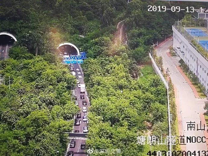 11时54分,塘朗山隧道南往北方向车多缓行16时40分,深盐二通道大梅沙