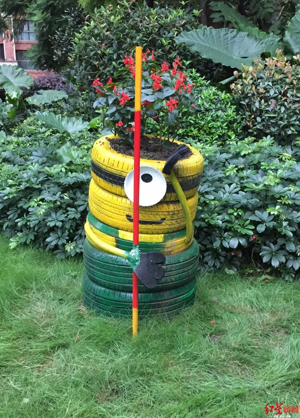 废旧轮胎变成"小黄人",旧水管成了长颈鹿