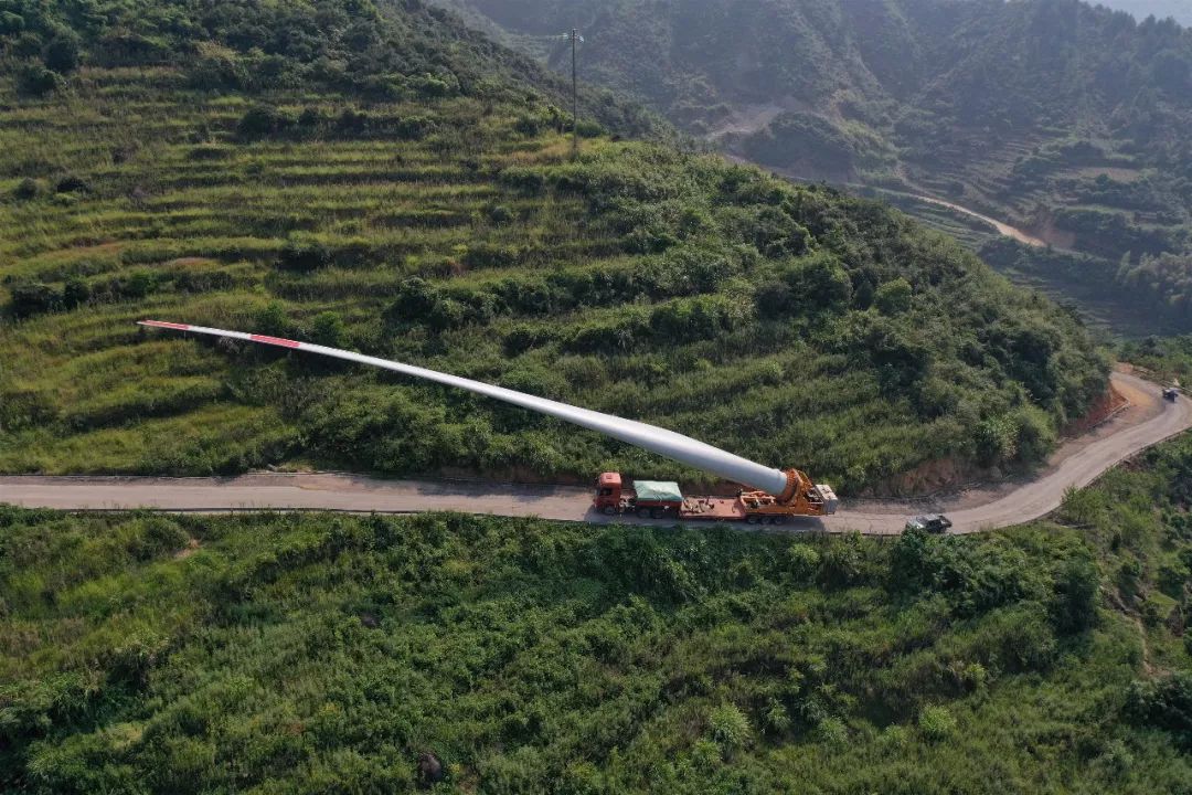 59米超长风力发电桨叶穿过横峰盘山公路