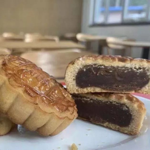 月饼大测评丨校徽月饼能否在众多月饼中脱颖而出