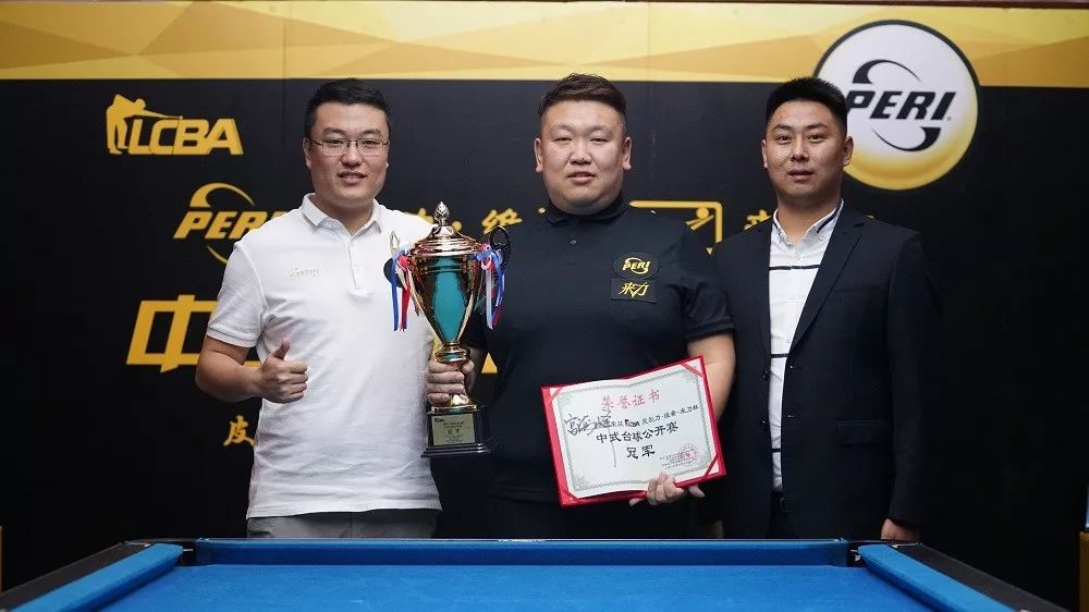 贺文龙台球俱乐部总经理李娜为季军代勇颁奖来力赛事总裁判长于兆飞