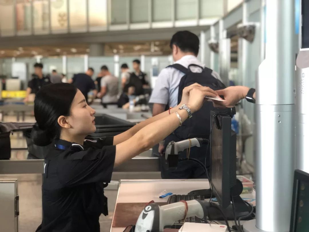 北京首都国际机场安检员吕小艳脚踏实地自立自强一往无前