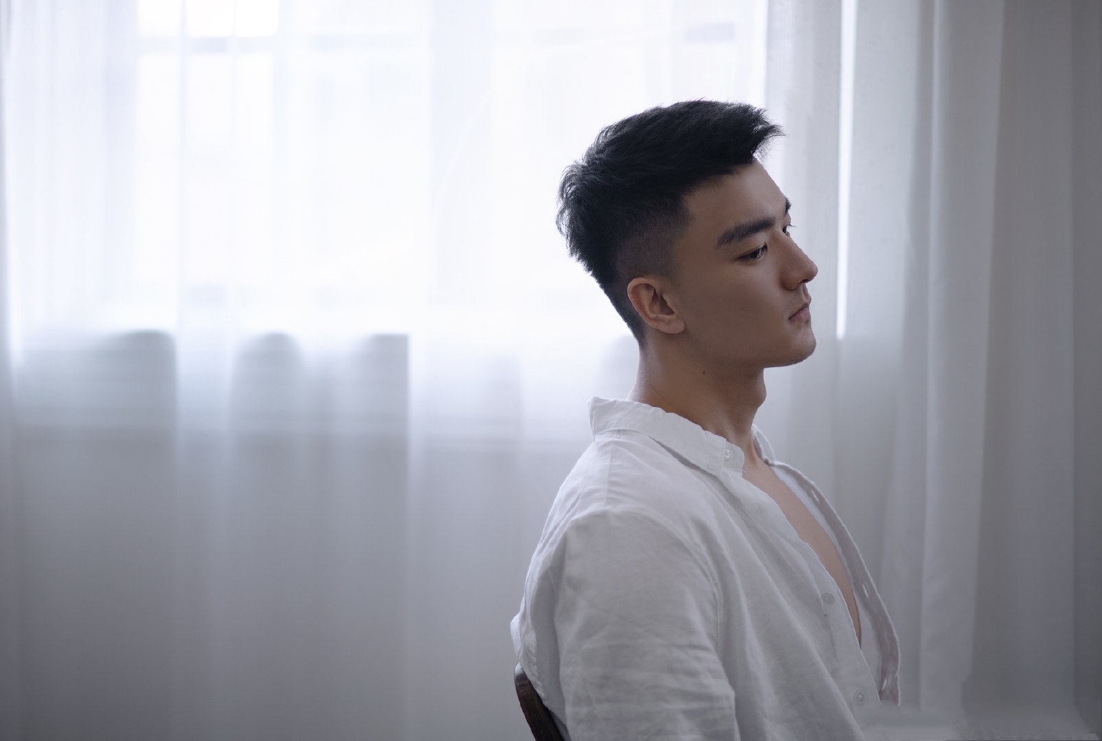 荷尔蒙来袭!居家生活写真一个安静恬雅的美男子