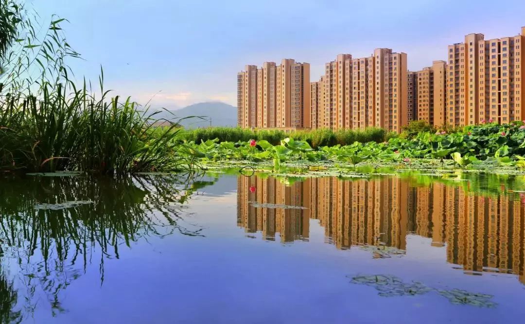 區東錢湖和天童,鳳下,畫龍三溪,流經五鄉等地,穿越北侖小港全境而入海