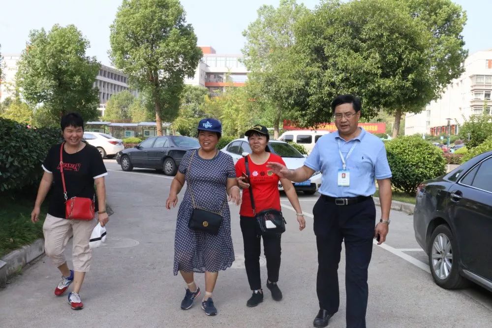 陈春泉校长与家长交流学校组织600余名志愿者组成迎新队伍,在衡阳火车