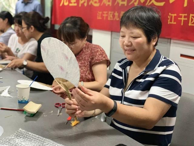 扇子起源于中国,最早可追溯到商代,是由五光十色的野鸡毛制成,作为