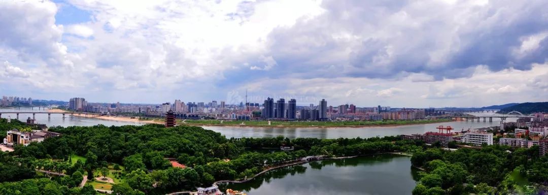 株洲石峰区发展和改革局副局长黎志刚因为02年天元区那边刚刚开始发展