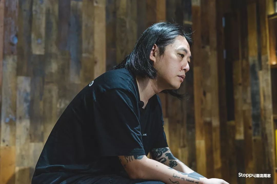 上官喆:我们如今的生活状态,就像「淹死」在互联网的信息海洋里