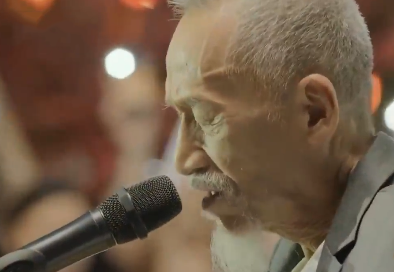 原创75岁的台湾音乐人陈彼得中秋晚会上以一曲吉他弹唱一剪梅引来喝彩