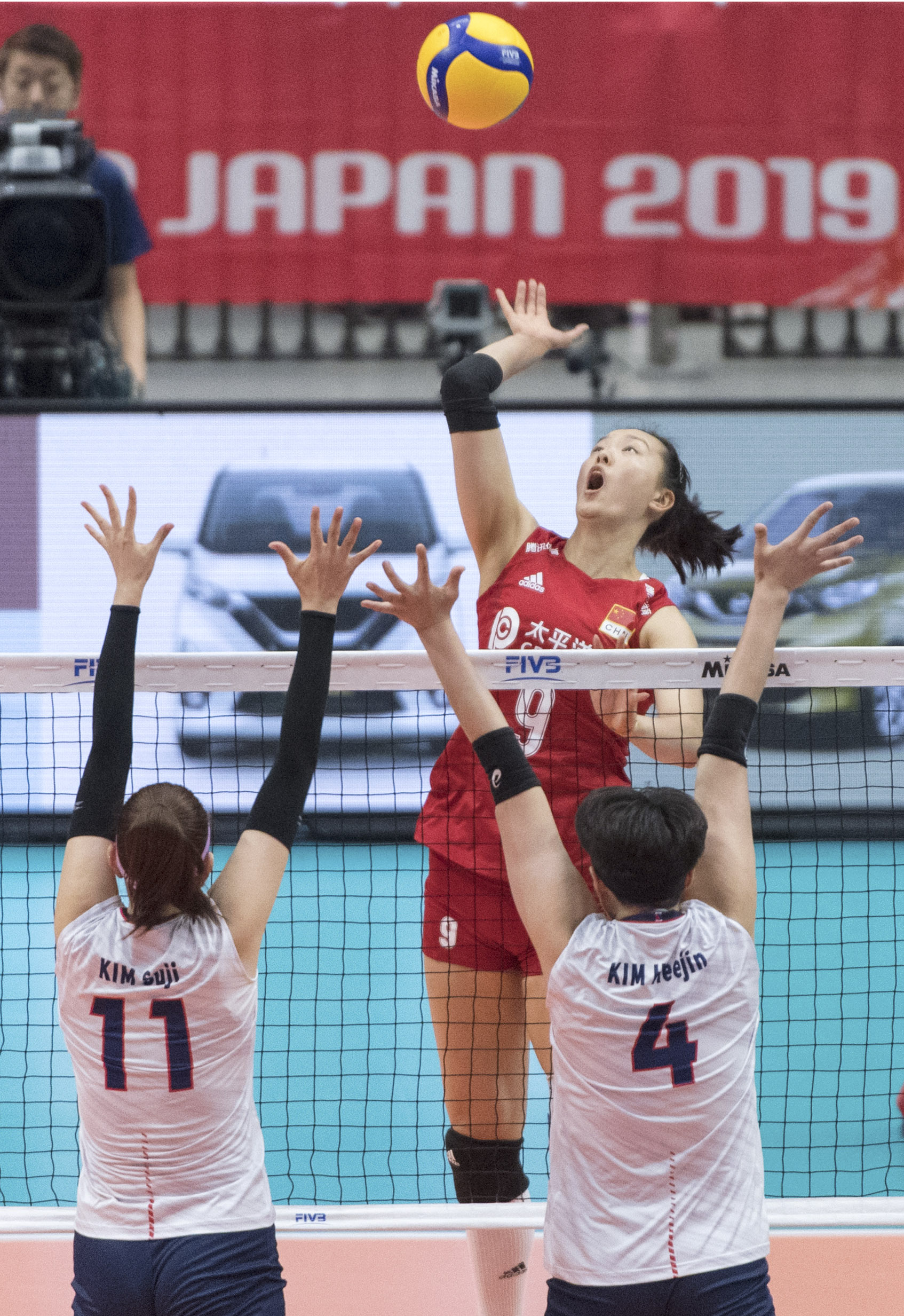 9月14日,中国队球员张常宁(上)在比赛中扣球.