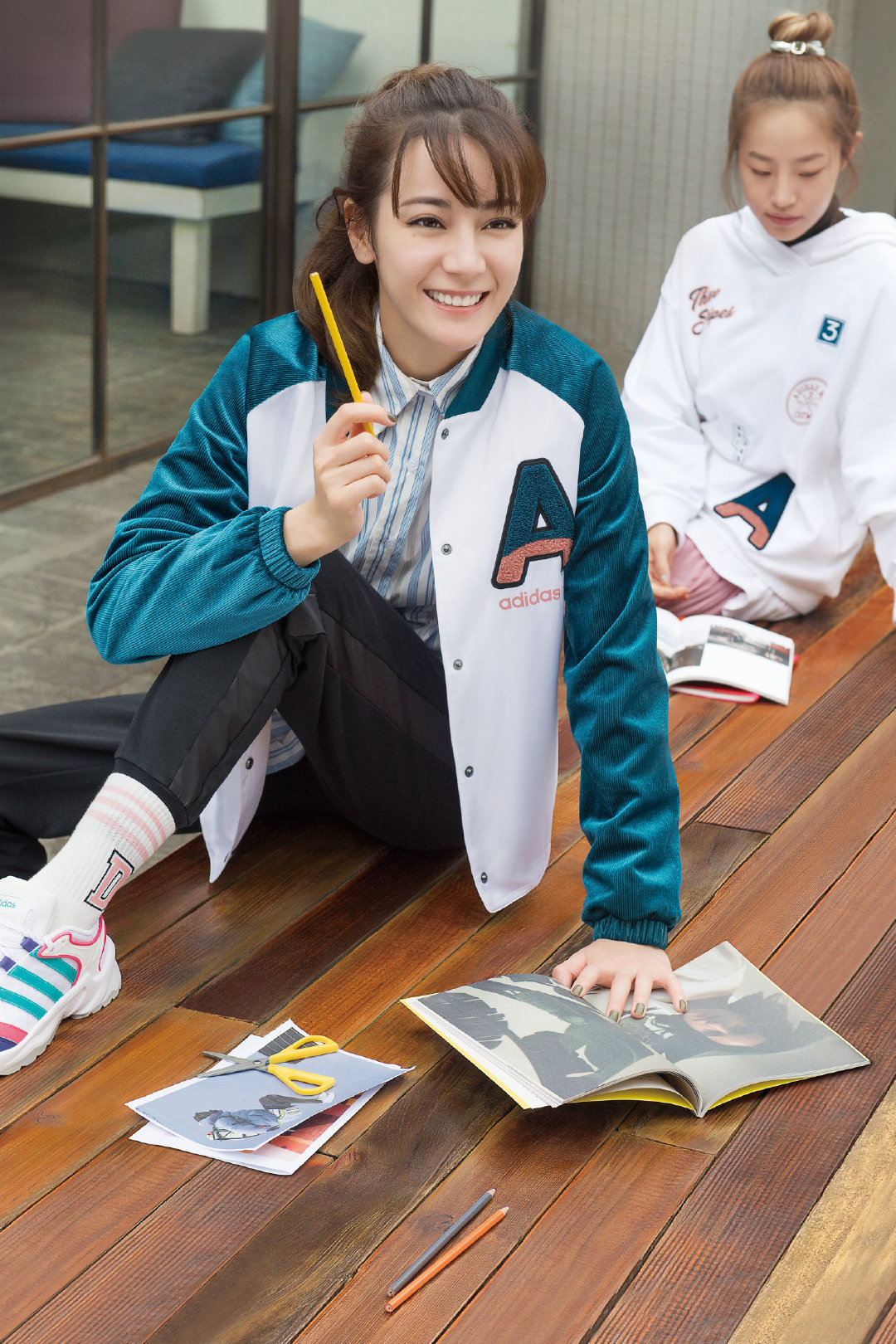 迪丽热巴品牌新图公开学院风刘海迪活力十足