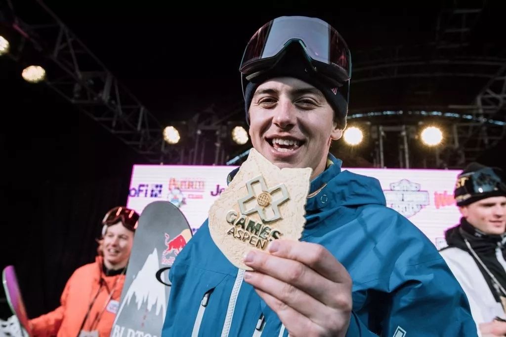 开幕仪式上,burton 不仅将自家最拿手的滑雪单板用作了活动现场的主体