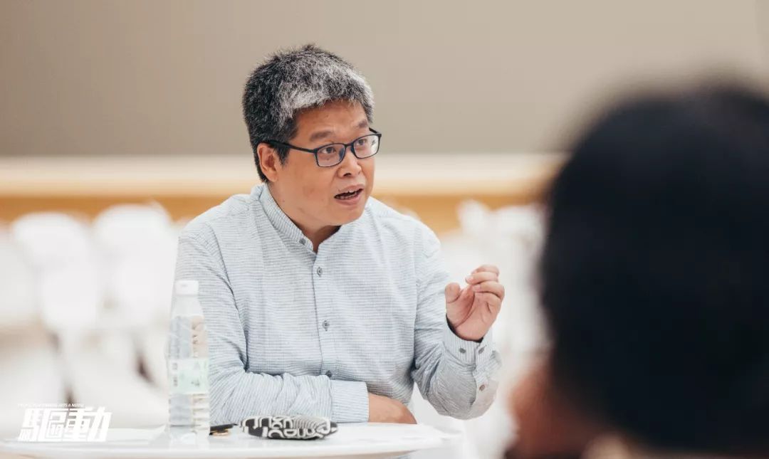 了"诗性哈姆雷特"主题沙龙诗人桑克在哈尔滨大剧院七楼观景平台昨日13