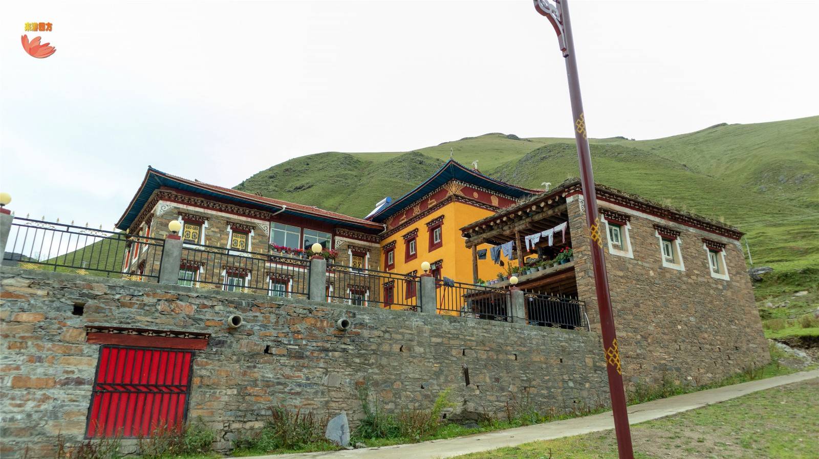 成都亚丁十日行之居里寺壁画百年紧挨着天葬台独有木雅藏戏