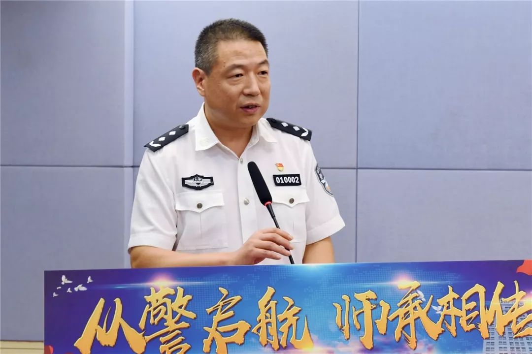 合影留念近日,上海市公安局浦东分局举办从警启航 师承相传2019年新