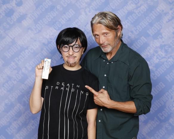 有意思的是,"拔叔"在自己的推特上发布这些照片之后还被小岛秀夫给