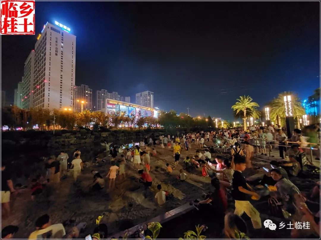 今夜临桂区市民广场人山人海好嗨哟你在场吗