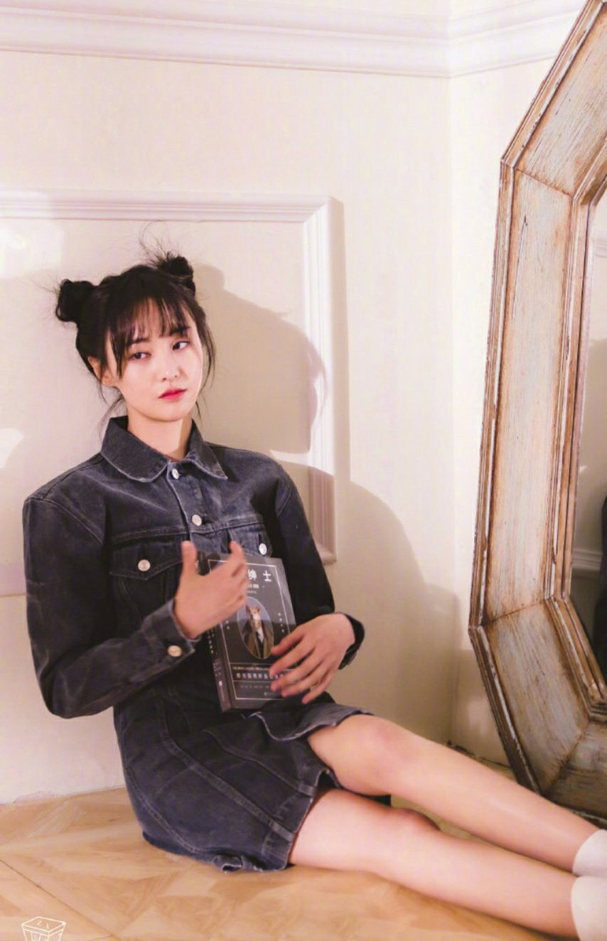 郑爽齐刘海哪吒头甜美俏皮 连体牛仔裙配白色高靴大秀美腿