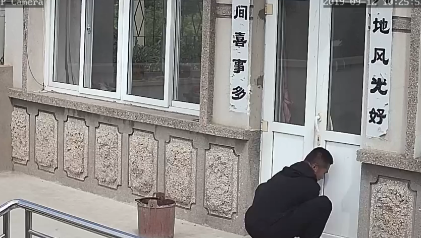从视频画面中可以看到,小偷走到门口左右张望,然后使劲拉拽门把手