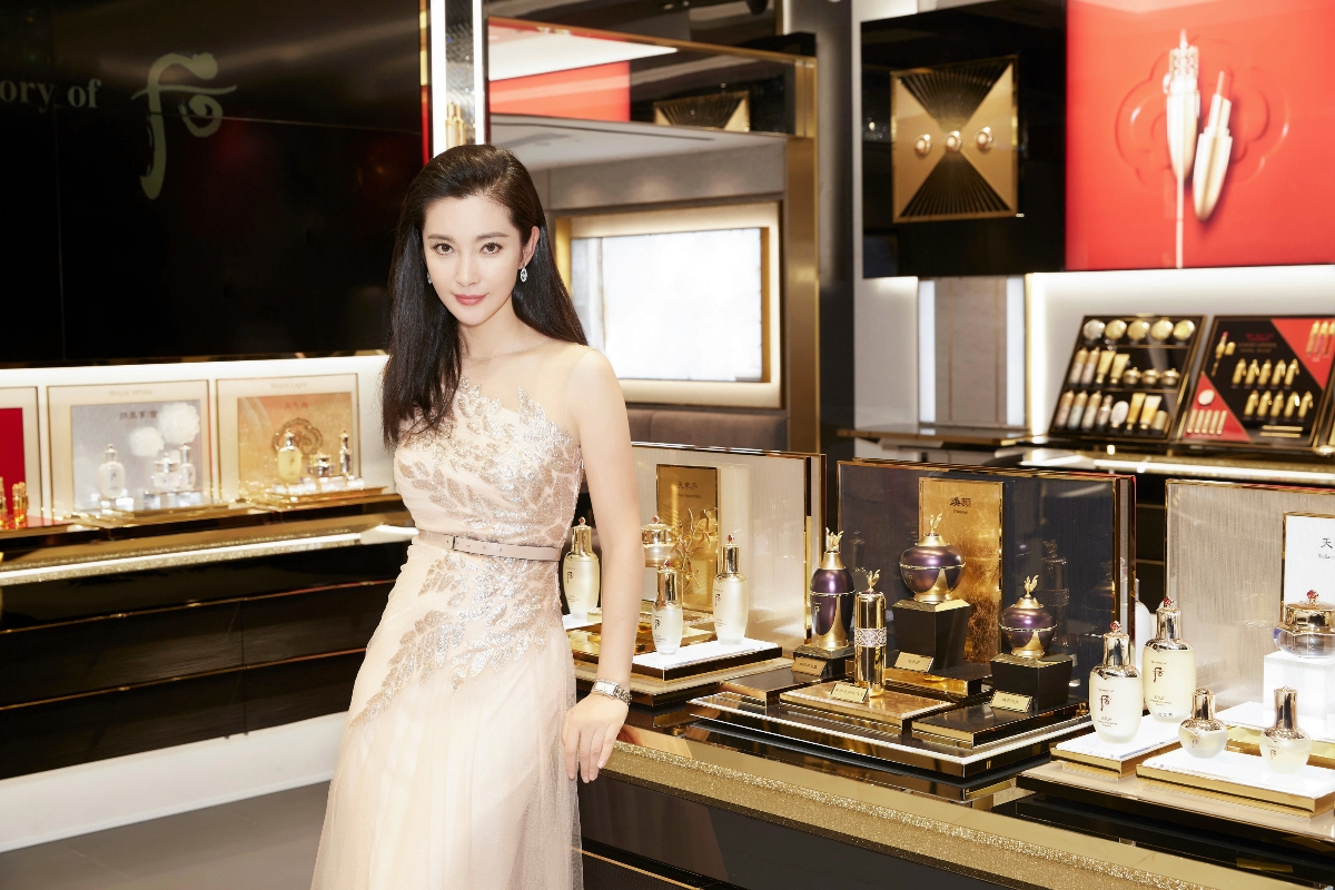 李冰冰裸色纱裙优雅亮相分享美肤秘诀