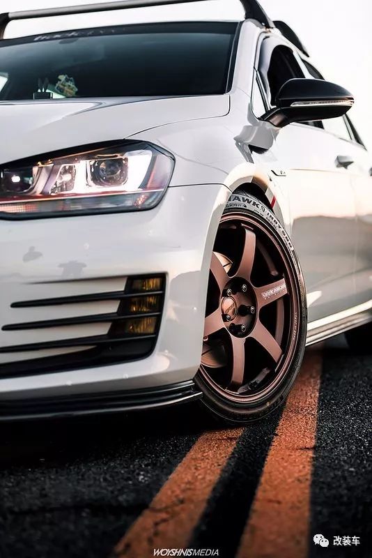 轮上390马力的手动挡高尔夫gti换上te37轮毂真是帅气逼人