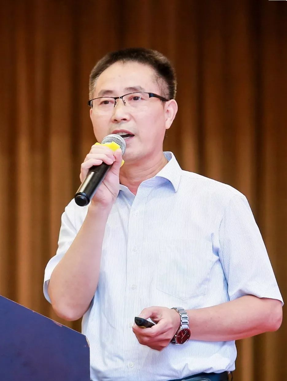 总工程师赵兴新深圳市智慧家庭协会会长蔡锦江在产业论坛的第二阶段