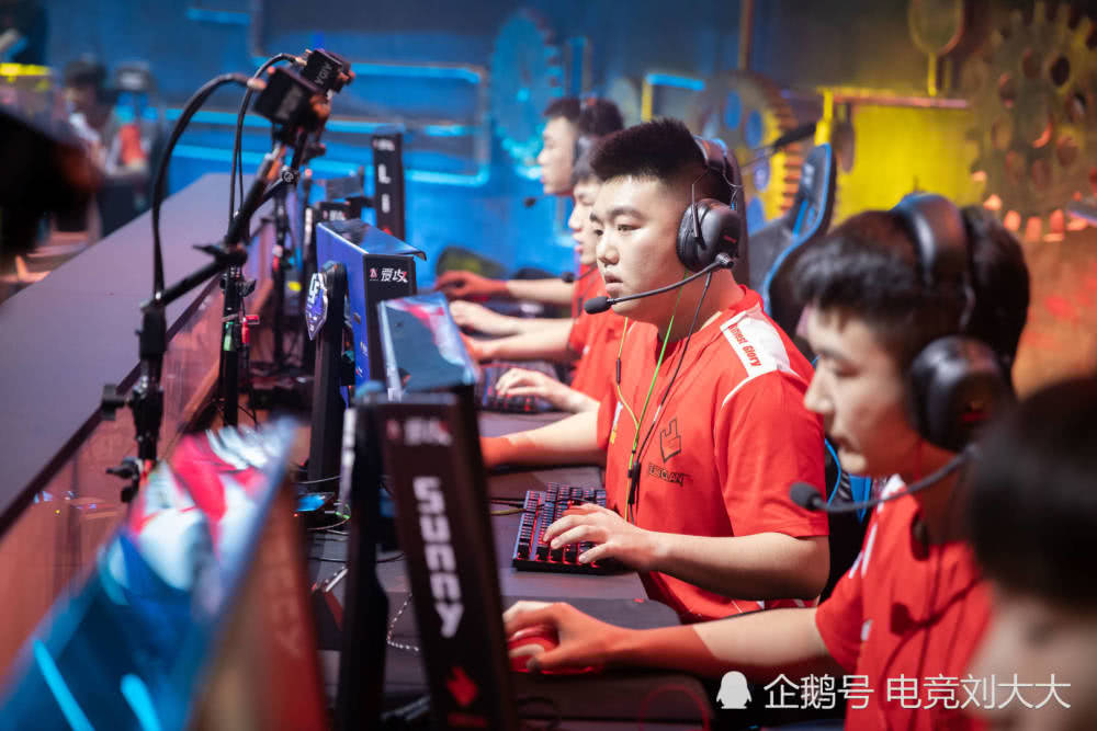 sv一共有9名选手,包括:马哲,念旧,18,安可,常旭,吴南,小斌,王兵,枣枣