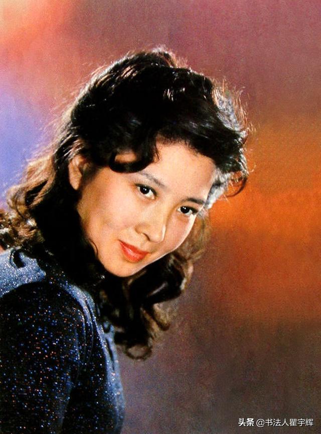 80年代的女明星老照片中的吴海燕恰如白莲花盛开在荷塘里