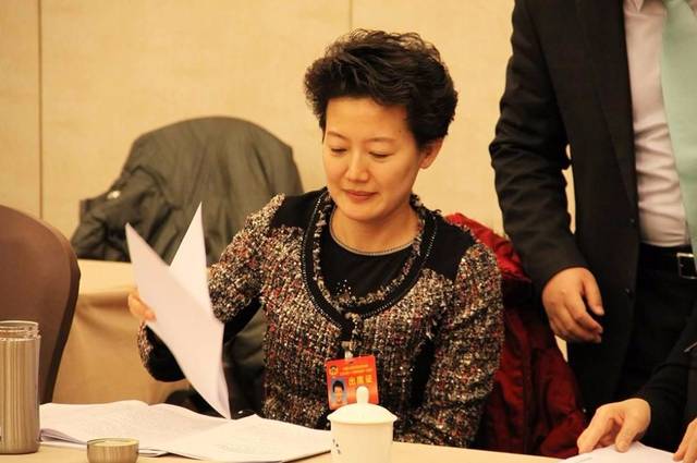 她是央视最真实的女主持人,工作23年素颜出镜,今46岁仍单身_梁艳