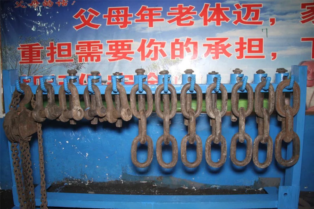 电缆吊挂平直新庄矿22201采面超前支护,安全标语及牌板布置美观整洁