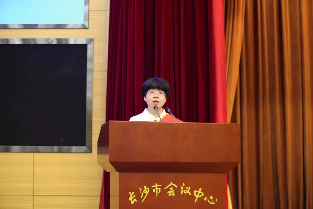 如何坚守教育初心长沙市教师表彰会上长裙中学李剑玲老师的发言
