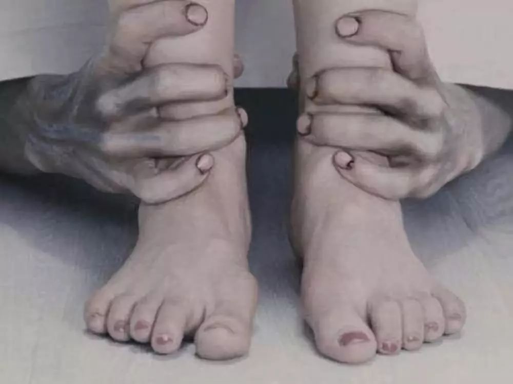 有动静,壮起胆子打开灯发现,自己床下爬出来一个大男人,他想伸手拉你