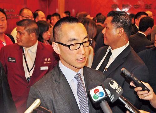 何超英在1970年在父亲的安排嫁给了香港殡葬大王萧明的儿子萧百成.