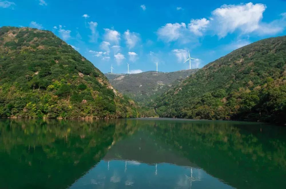 區東錢湖和天童,鳳下,畫龍三溪,流經五鄉等地,穿越北侖小港全境而入海