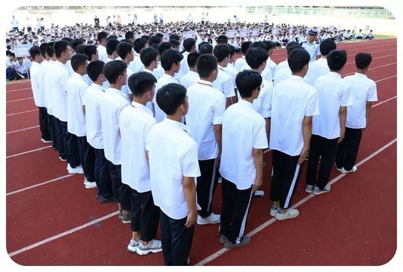 磨砺意志逐梦青春林百欣科技中专举行2019级新生军训会操