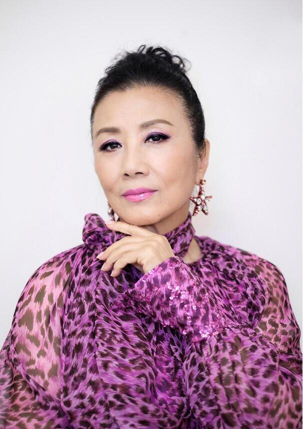 原创汪明荃偏要和岁月较劲,穿紫色扎染裙优雅高贵,72岁还是小仙女!