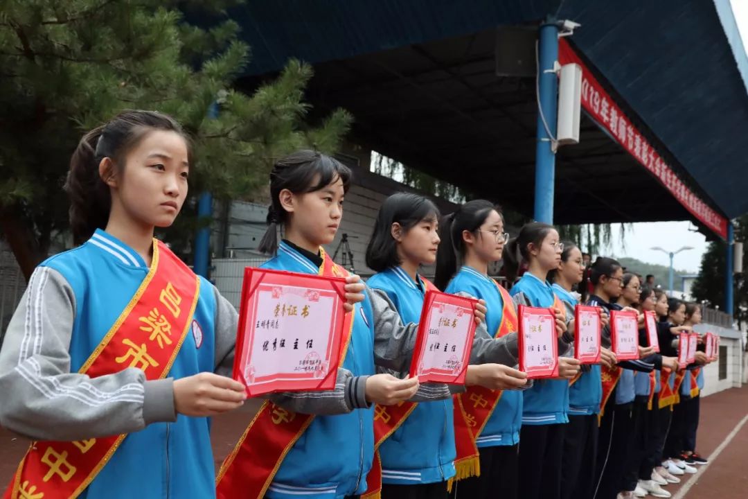 吕梁市贺昌中学举行2019年教师节表彰大会新生开学典礼暨新楼竣工仪式