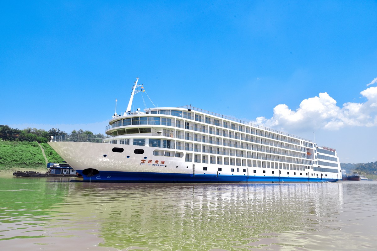 长江最大豪华游轮"世纪荣耀"号首航造访江城 游客点赞大武汉