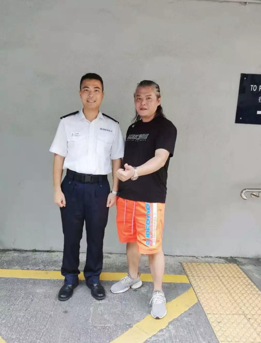 香港警嫂:"你们的月饼并不简单"7月30日晚千名戴口罩的暴徒围攻葵涌