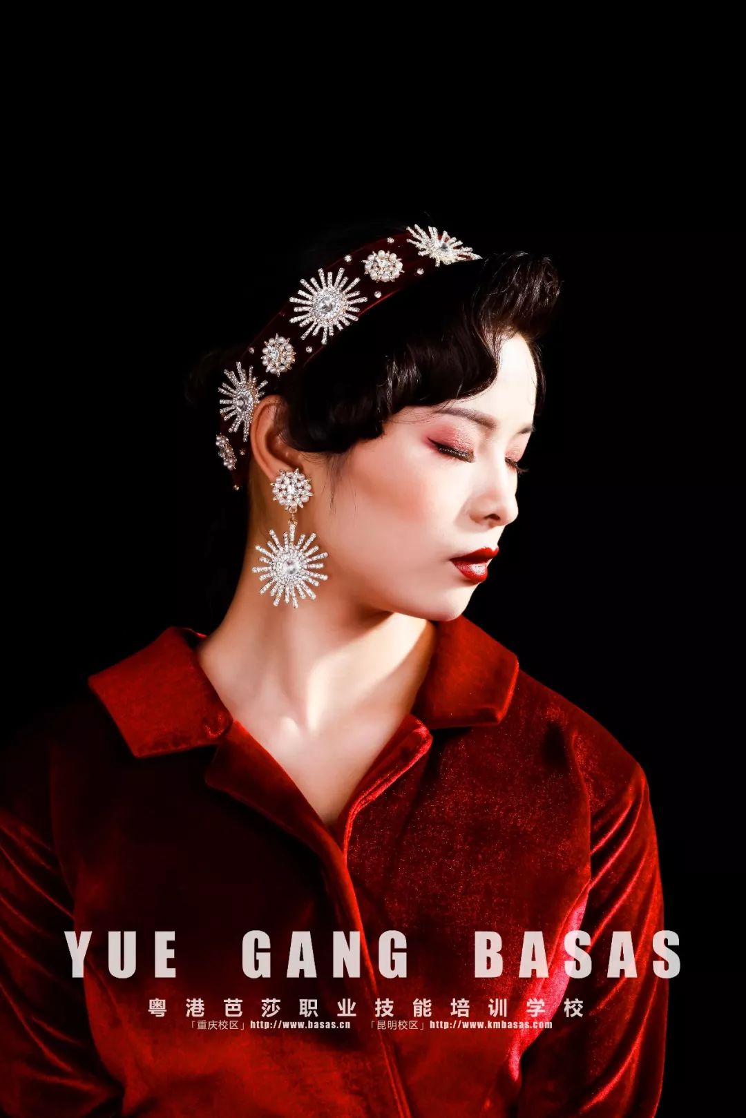 老上海式妩媚妆容必不可少的就是棱角分明的惊艳红唇,一定要先沿着唇